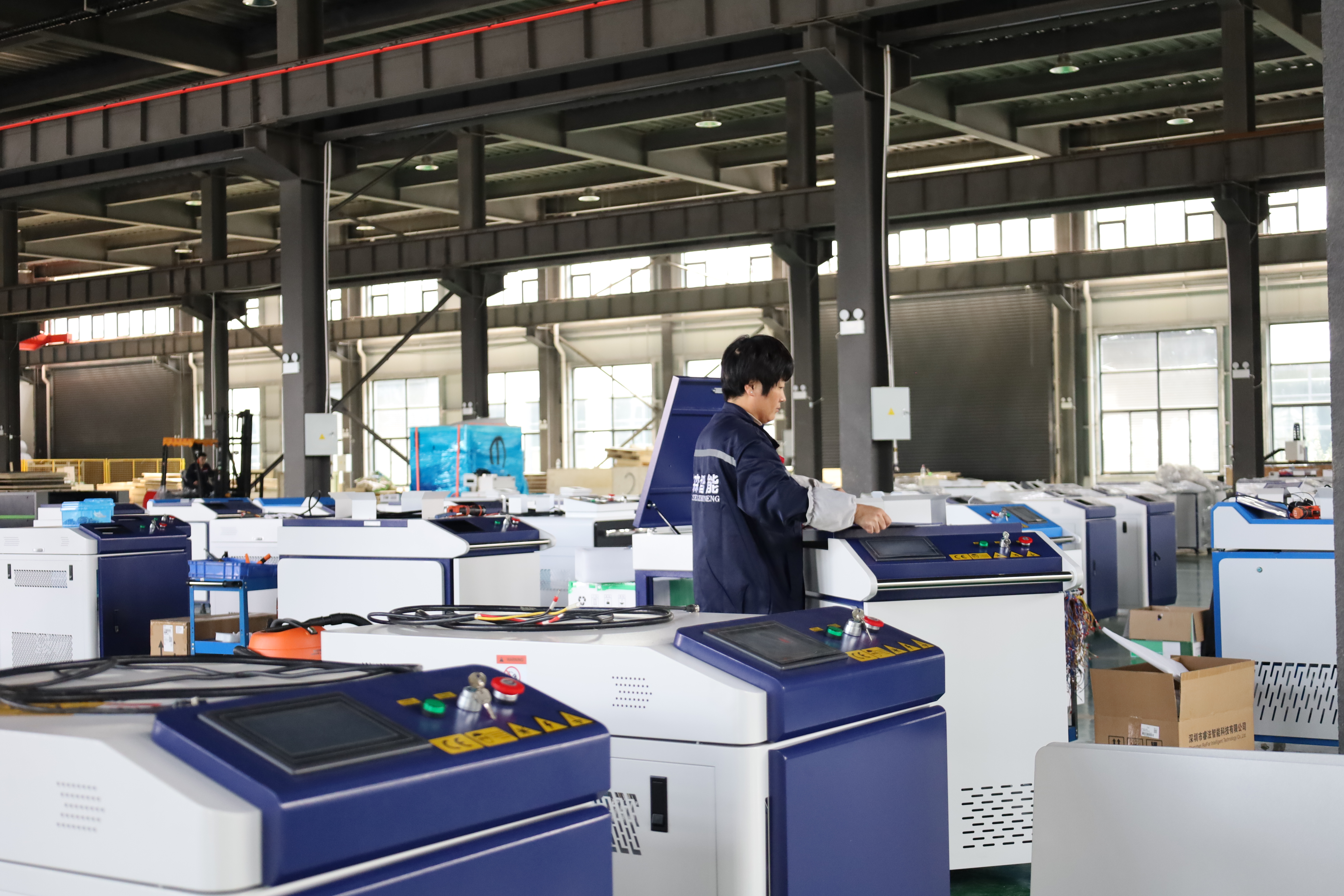 A soldagem a laser reduz o desperdício de material em comparação aos métodos tradicionais?