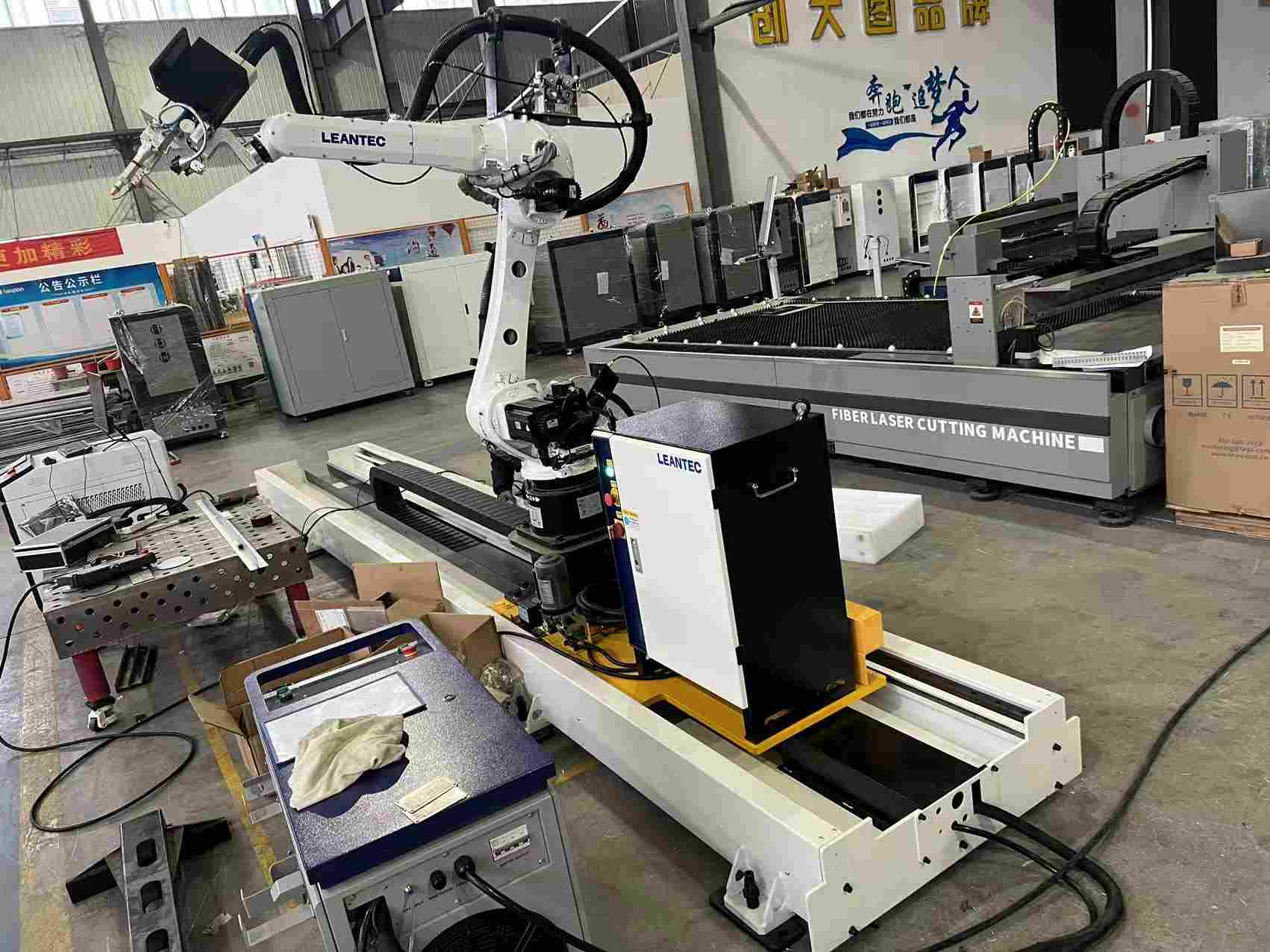 Como um fabricante do Sri Lanka conseguiu soldagem precisa de materiais finos de 0,5 mm com o sistema de soldagem a laser para trilhos LA1813 da DATO