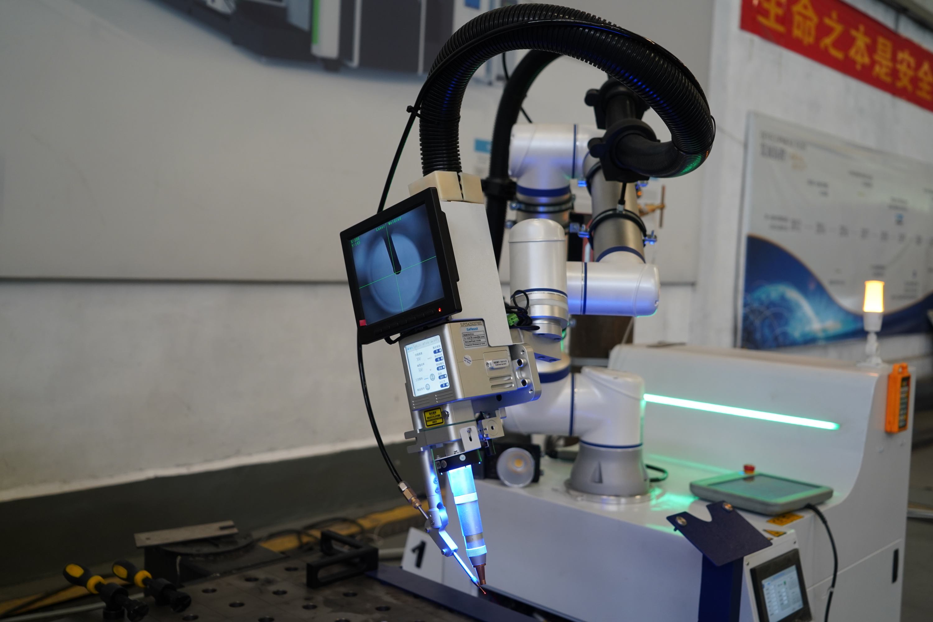 Cobot vs Industrial vs Soldagem por Rob&ocirc; Montado em Trilho