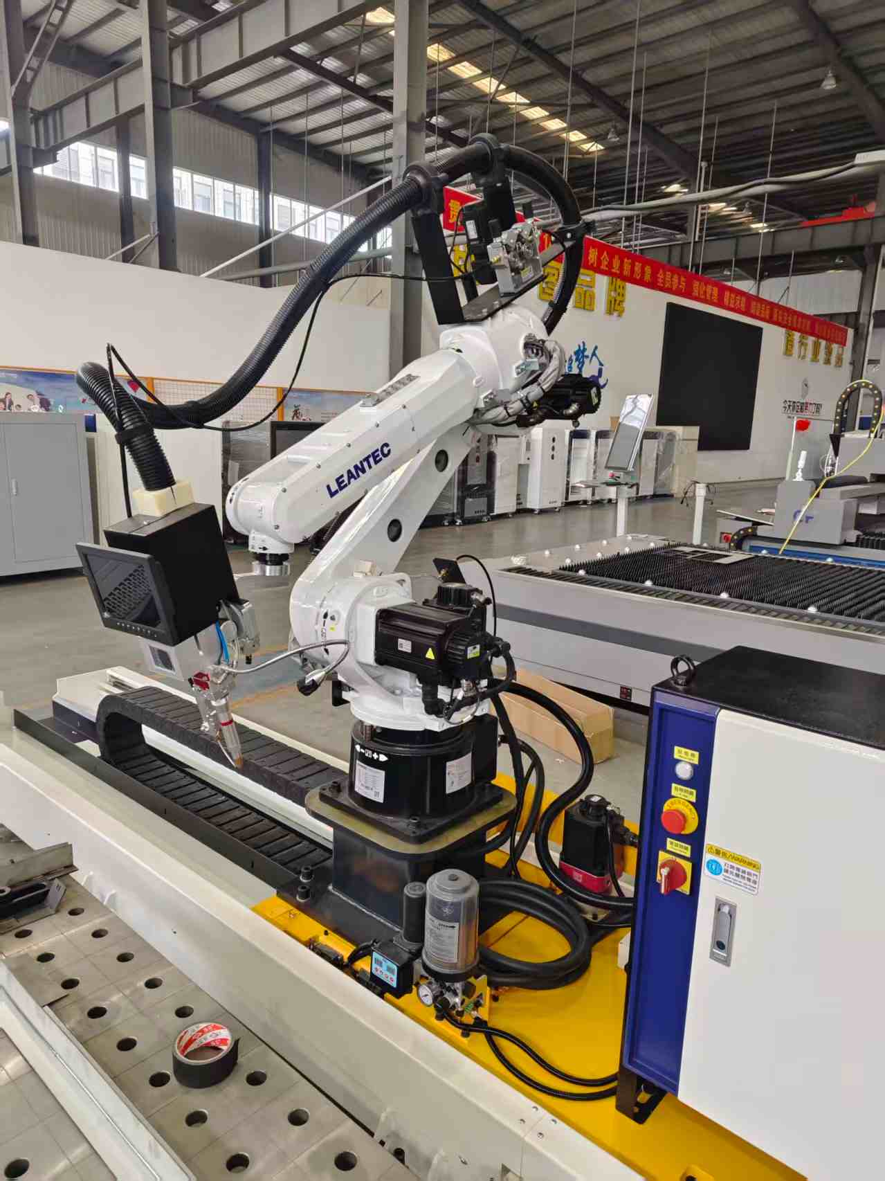 Como um fabricante do Sri Lanka conseguiu soldagem precisa de materiais finos de 0,5 mm com o sistema de soldagem a laser para trilhos LA1813 da DATO