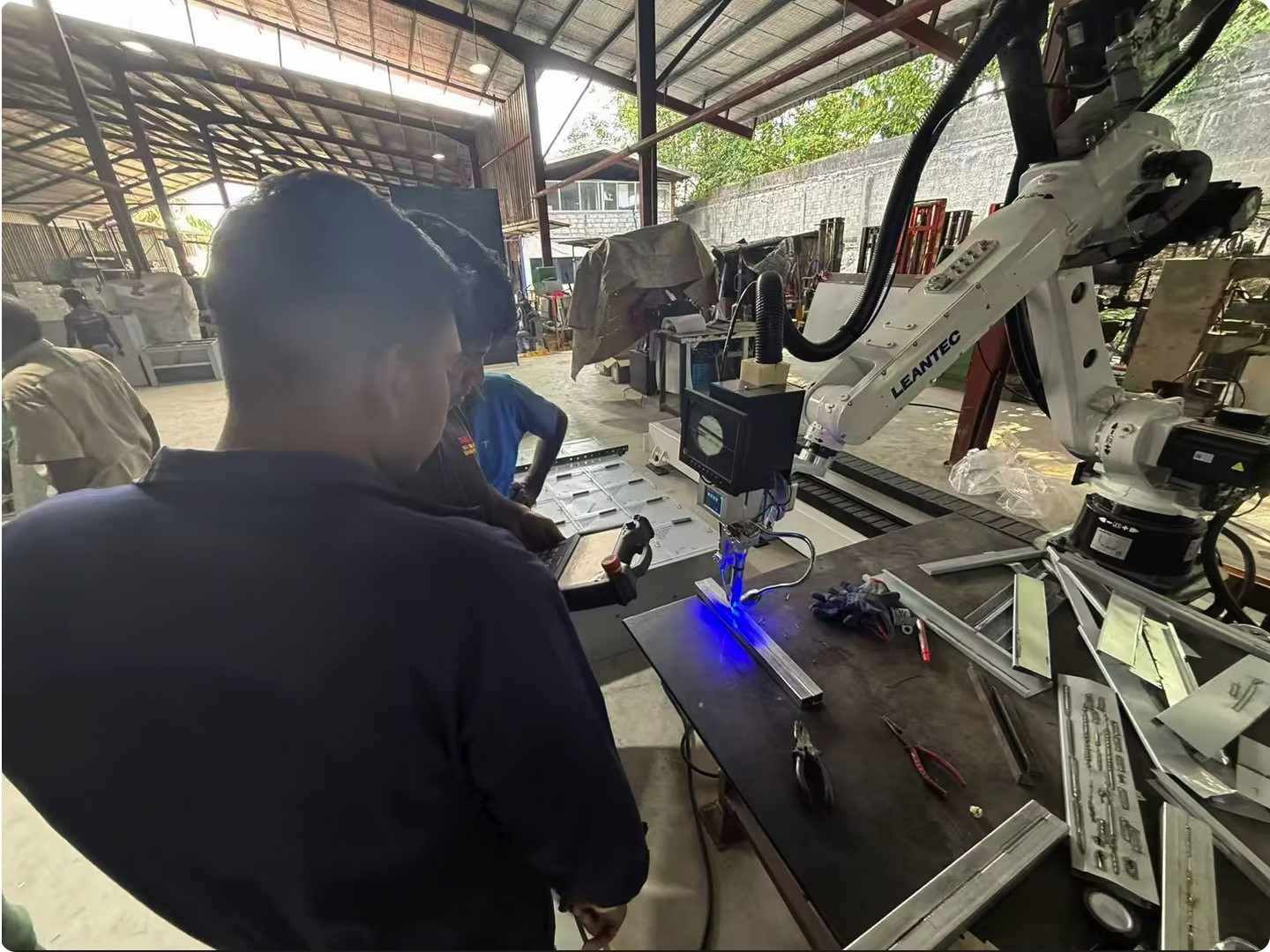 Como um fabricante do Sri Lanka conseguiu soldagem precisa de materiais finos de 0,5 mm com o sistema de soldagem a laser para trilhos LA1813 da DATO