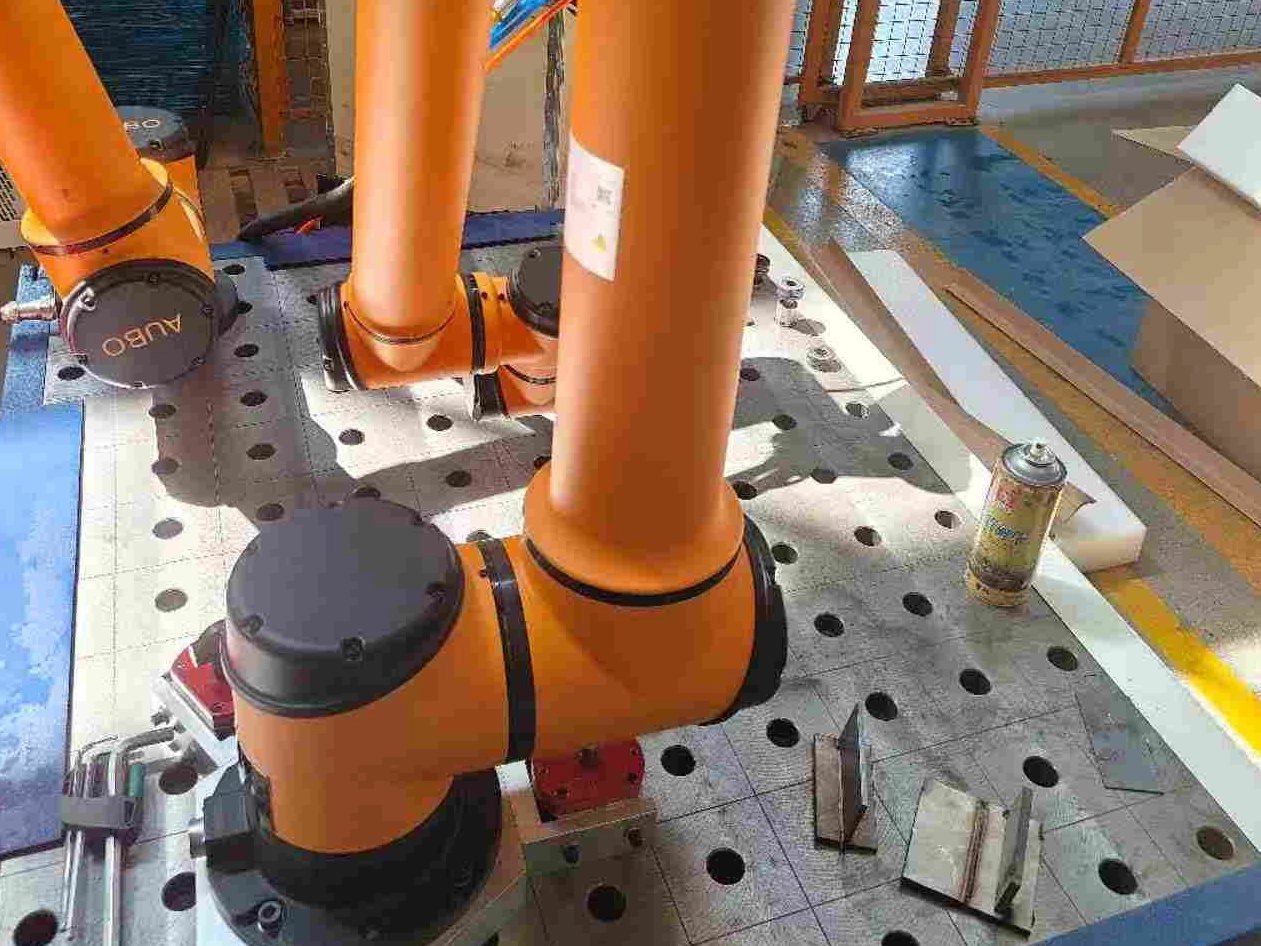 Como um fabricante romeno automatizou a soldagem estrutural e de tubos com o sistema de soldagem Cobot da DATO
