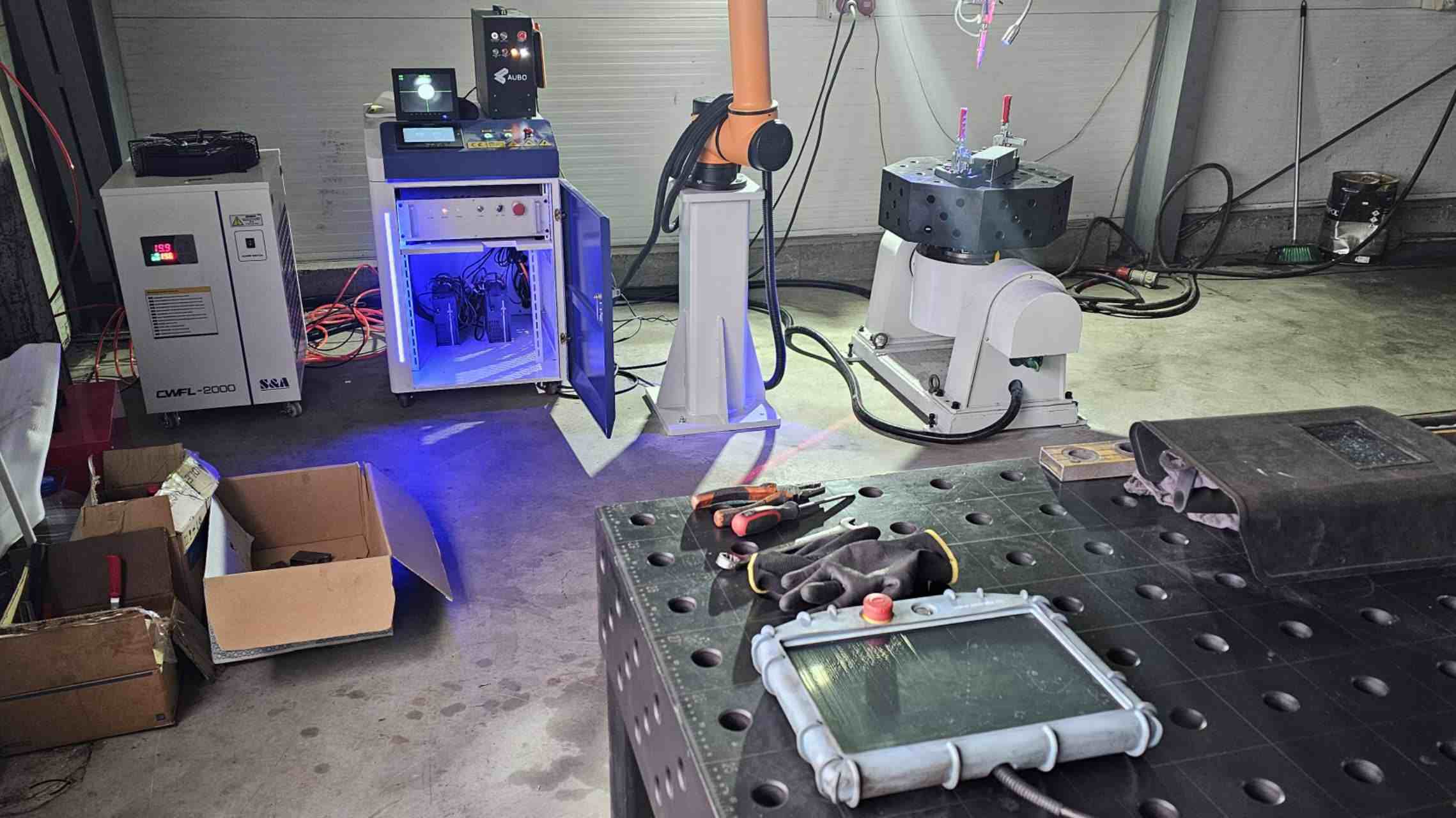Como um fabricante su&iacute;&ccedil;o simplificou a soldagem em lote de v&aacute;rios tipos de pe&ccedil;as com o sistema de soldagem Cobot de 2.000 W da DATO